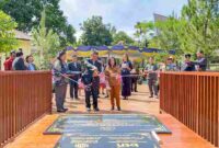 Wali Kota Pematangsiantar Wesly Silalahi SH MKn diwakili Staf Ahli Bidang Pemerintahan Dra Happy Oikumenis Daely bersama Ephorus Gereja Kristen Protestan Simalungun (GKPS) Pdt John Christian Saragih STh MSc menggunting pita tanda peresmian Taman Jubileum 120 Tahun Injil di Simalungun, Selasa (22/07/2025). T