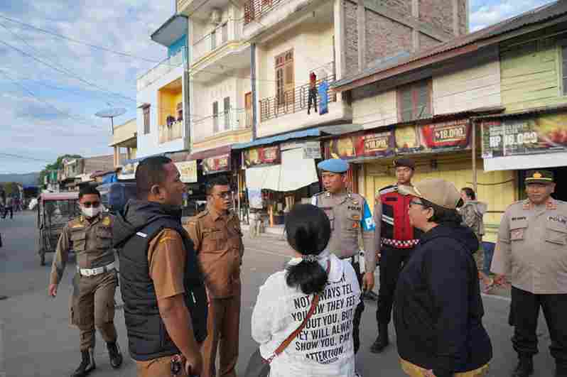 Pemerintah Kabupaten (Pemkab) Toba terus berkomitmen menata kota dan menertibkan aktivitas pasar tumpah di Laguboti. Senin pagi (07/07/2025), sejak pukul 05.00 WIB