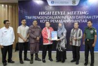 Wali Kota Pematangsiantar Wesly Silalahi SH MKn menyerahkan piagam penghargaan kepada Kantor Perwakilan Bank Indonesia (KPw BI) Pematangsiantar, sebagai Lembaga Terkontributif dalam Pengendalian Inflasi, Pengembangan UMKM, dan Perluasan Digitalisasi  di Lantai 4 KPw BI Pematangsiantar, Jalan Adam Malik, Kamis (03/07/2025) pagi.