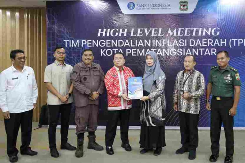 Wali Kota Pematangsiantar Wesly Silalahi SH MKn menyerahkan piagam penghargaan kepada Kantor Perwakilan Bank Indonesia (KPw BI) Pematangsiantar, sebagai Lembaga Terkontributif dalam Pengendalian Inflasi, Pengembangan UMKM, dan Perluasan Digitalisasi  di Lantai 4 KPw BI Pematangsiantar, Jalan Adam Malik, Kamis (03/07/2025) pagi.