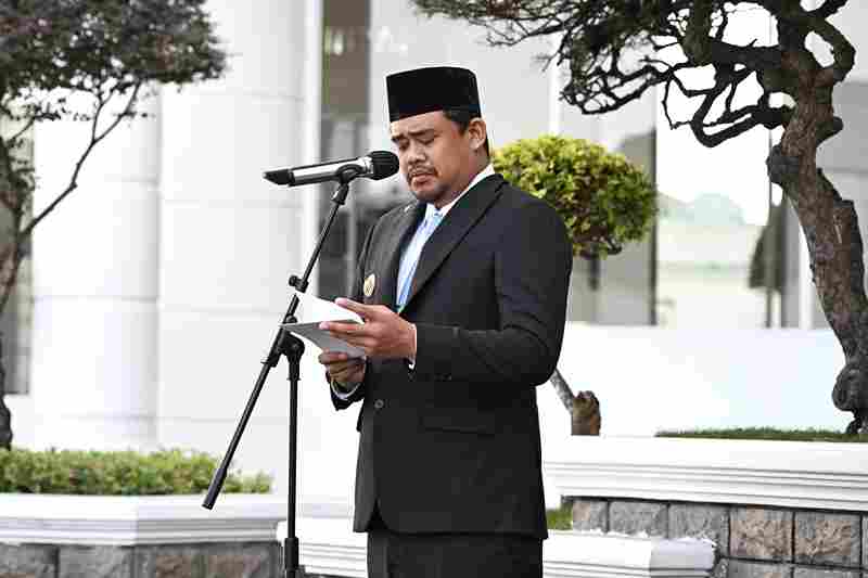 Gubernur Sumatera Utara (Sumut) Bobby Afif Nasution menjadi Inspektur Upacara, dalam rangka Peringatan Hari Lahir (Harla) Pancasila Provinsi Sumut tahun 2025, yang berlangsung di Lapangan Apel, Kantor Gubernur Sumut, Jalan Diponegoro Nomor 30 Medan, baru-baru ini 