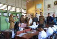 Wali Kota Medan Rico Tri Putra Bayu Waas mengunjungi Sekolah Dasar (SD) Negeri 068009 yang berada di Kampung Nelayan Belawan, Kelurahan Belawan I, Kecamatan Medan Belawan, Senin (28/7/25).