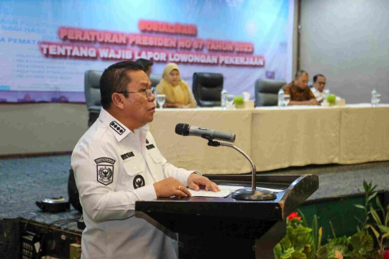 Wali Kota Pematangsiantar Wesly Silalahi SH MKn menghadiri acara Sosialisasi Peraturan Presiden Nomor 57 Tahun 2023 tentang Wajib Lapor Lowongan Pekerjaan  di Hotel Grand Zuri Pematangsiantar, Rabu (09/07/2025) pagi.