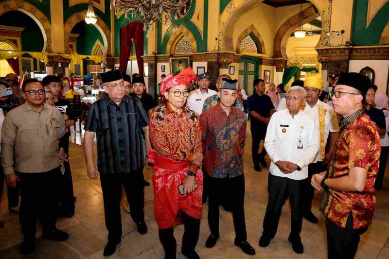 Gubernur Sumut, Bobby Nasution menghadiri Rapat Paripurna DPRD Sumut dalam rangka Pengambilan Keputusan Bersama antara DPRD Sumut dengan Gubernur Sumut terhadap Ranperda Tentang Pertanggungjawaban Pelaksanaan APBD Provinsi Sumut T.A. 2024 di Ruang Rapat Paripurna DPRD Sumut, Jalan Imam Bonjol, Medan, Rabu (23/7/2025).