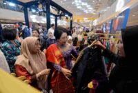 Wakil Ketua Dekranasda Provinsi Sumatera Utara (Sumut) Titiek Sugiharti membuka secara resmi Sumut Fashion Week (SFW) 2025 di Atrium Terra Delipark Mall Jalan Putri Hijau Kota Medan, Jumat (18/7). (Foto : Alexander AP Siahaan/Diskominfo Provsu).