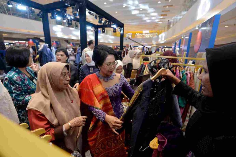Wakil Ketua Dekranasda Provinsi Sumatera Utara (Sumut) Titiek Sugiharti membuka secara resmi Sumut Fashion Week (SFW) 2025 di Atrium Terra Delipark Mall Jalan Putri Hijau Kota Medan, Jumat (18/7). (Foto : Alexander AP Siahaan/Diskominfo Provsu).