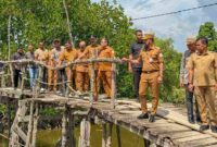 Bupati Iskandar Usman Al- Farlaky, S.H.I, M.Si turun langsung meninjau dua jembatan rusak yang selama ini menjadi akses vital masyarakat, masing-masing di Gampong Seunebok Aceh menuju Bale Buya, serta jembatan di kawasan Seneubok Pesangan dan Dama Tutong, Senin 14 Juli 2025.