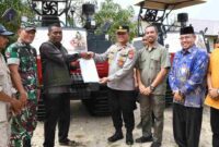Wakapolres Kompol Abdul Muin, S.H.,M.M. bersama Kepala Dinas Tanaman Pangan dan Hortikultura Kabupaten Aceh Timur Erwin Atlizar, STP,MSi.menyerahkan 10 (sepuluh) unit alat dan mesin pertanian (Alsintan) berupa Rotavator di Gudang Alsintan dan Workshop Peureulak Barat pada Kamis, (03/07/2025) pagi.