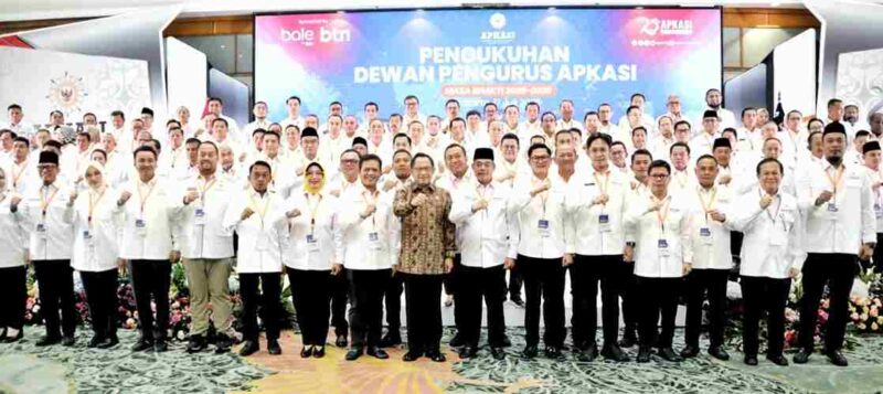 Pengukuhan sebagai unsur pimpinan APKASI langsung dilakukan oleh Menteri Dalam Negeri Republik Indonesia (Mendagri) Jenderal Polisi (Purn.) Prof. Drs. H. Muhammad Tito Karnavian, di Puri Agung, Grand Sahid Jaya Hotel, Jakarta, Kamis (17/7/2025). 