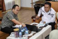 Wali Kota Pematangsiantar Wesly Silalahi SH MKn menerima audiensi Kepala BPJS Kesehatan Cabang Pematangsiantar dr Kiki Chrismar Marbun AAK dan jajaran. Pertemuan yang berlangsung di ruang kerja wali kota di Balai Kota Pematangsiantar, Rabu (02/07/2025) 