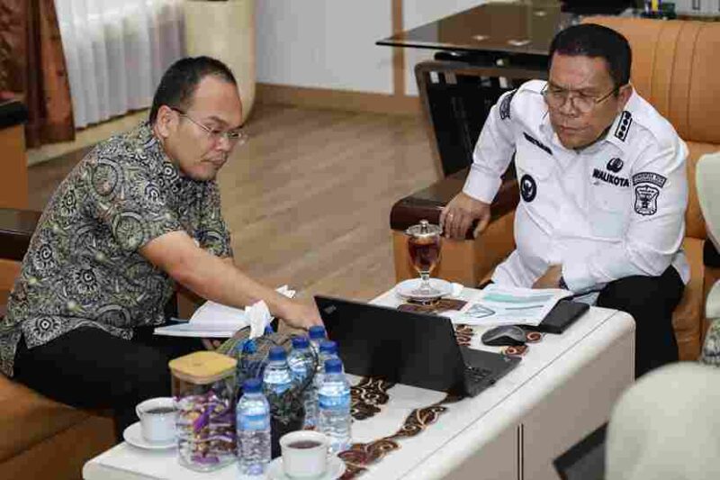 Wali Kota Pematangsiantar Wesly Silalahi SH MKn menerima audiensi Kepala BPJS Kesehatan Cabang Pematangsiantar dr Kiki Chrismar Marbun AAK dan jajaran. Pertemuan yang berlangsung di ruang kerja wali kota di Balai Kota Pematangsiantar, Rabu (02/07/2025) 