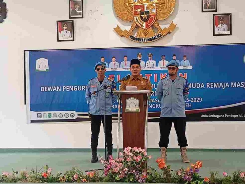 Wakil Bupati saat memberikan sambutan dalam pelantikan pengurus BKPRMI Aceh Timur masa khidmat 2025–2029 di Aula Serbaguna Idi, Selasa (29/7).