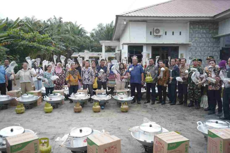Bupati Asahan Taufik Zainal Abidin Siregar, S. Sos., M. Si., menyerahkan fasilitas Bantuan Sosial Pembangunan Ekonomi Masyarakat Tahun Anggaran 2025 kepada masyarakat penerima manfaat di dua lokasi, yakni Halaman Kantor Camat Pulau Rakyat dan Kantor Camat Air Batu. Kamis, (03/07/2025). 