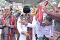 Bupati Simalungun, Dr. H Anton Achmad Saragih bersama Wakil Bupati, Benny Gusman Sinaga dan Ketua TP PKK Simalungun, Ny Darmawati Anton Achmad Saragih serta Staf Ahli PKK, Ny Rospita Benny Gusman Sinaga menghadiri pembukaan festival (event) Toba Jou-Jou Ke-5 yang berlangsung di Waterfront City Pangururan, Kabupaten Samosir, Jumat (25/7/2025).
