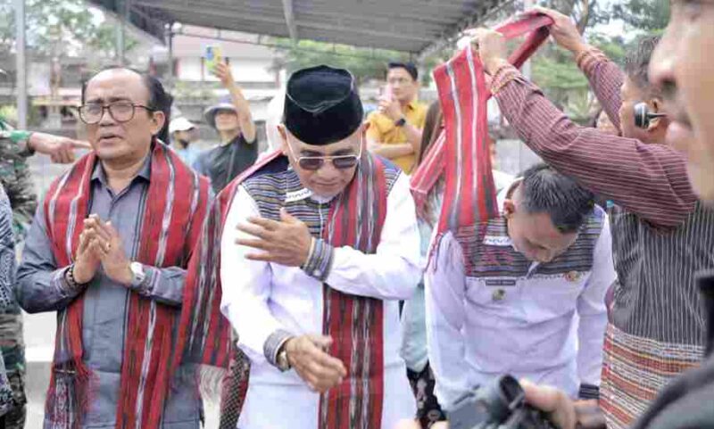 Bupati Simalungun, Dr. H Anton Achmad Saragih bersama Wakil Bupati, Benny Gusman Sinaga dan Ketua TP PKK Simalungun, Ny Darmawati Anton Achmad Saragih serta Staf Ahli PKK, Ny Rospita Benny Gusman Sinaga menghadiri pembukaan festival (event) Toba Jou-Jou Ke-5 yang berlangsung di Waterfront City Pangururan, Kabupaten Samosir, Jumat (25/7/2025).
