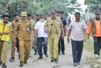  Bupati Simalungun, Dr H Anton Achmad Saragih bersama sejumlah perangkat daerah terkait bergerak cepat meninjau lokasi saluran irigasi yang dimaksud warga tersebut, Selasa (29/7/2025).  