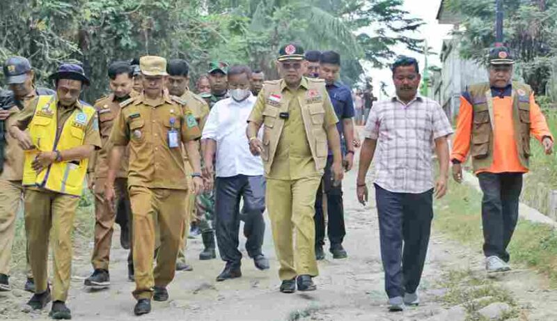  Bupati Simalungun, Dr H Anton Achmad Saragih bersama sejumlah perangkat daerah terkait bergerak cepat meninjau lokasi saluran irigasi yang dimaksud warga tersebut, Selasa (29/7/2025).  