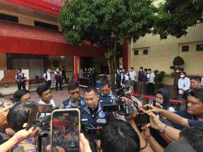 Dirresnarkoba Polda Sumut, Dr. Jean Calvijn Simanjuntak, S.I.K., M.H. saat doorstop di Mapolda Sumatera utara.