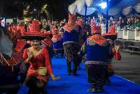 Parade Budaya Colorful Medan Night Carnaval 2025 dengan tampil mengenakan berbagai pakaian adat dan etnis yang ada di Kota Medan.  digelar Pemko Medan dalam rangka merayakan Hari Jadi Ke- 435 tahun Kota Medan berlangsung meriah dan semarak, Sabtu (5/7/25)