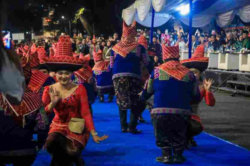 Parade Budaya Colorful Medan Night Carnaval 2025 dengan tampil mengenakan berbagai pakaian adat dan etnis yang ada di Kota Medan.  digelar Pemko Medan dalam rangka merayakan Hari Jadi Ke- 435 tahun Kota Medan berlangsung meriah dan semarak, Sabtu (5/7/25)