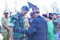 Pisah sambut dan sertijab Dandim/0207/Sml tersebut ditandai dengan penyematan seperangkat pakaian adat Simalungun kepada pejabat yang lama dan penyematan hiou pamotting kepada pejabat baru oleh tokoh adat Simalungun.