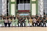 Komandan Korem 022/Pantai Timur, Kolonel Inf Agus Supriyono, melakukan kunjungan kerja ke Kodim 0207/Simalungun di Pamatang Raya, Kabupaten Simalungun, Selasa (22/7/2025). saat sesi foto bersama.