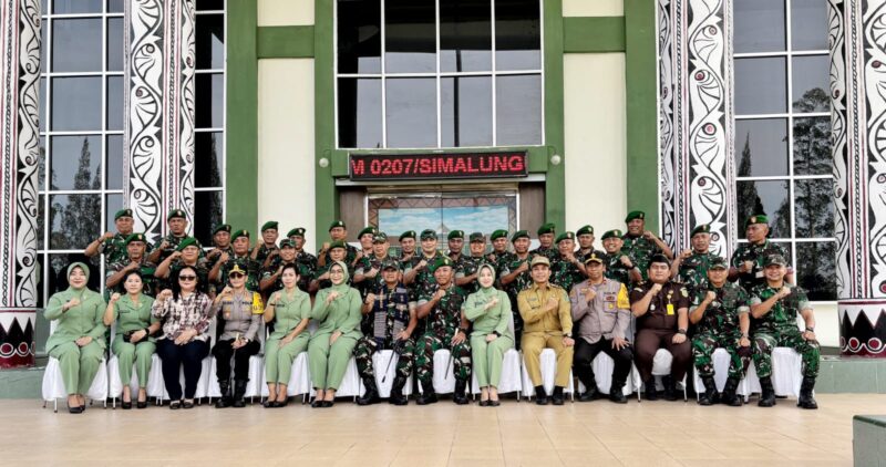  Komandan Korem 022/Pantai Timur, Kolonel Inf Agus Supriyono, melakukan kunjungan kerja ke Kodim 0207/Simalungun di Pamatang Raya, Kabupaten Simalungun, Selasa (22/7/2025). saat sesi foto bersama.