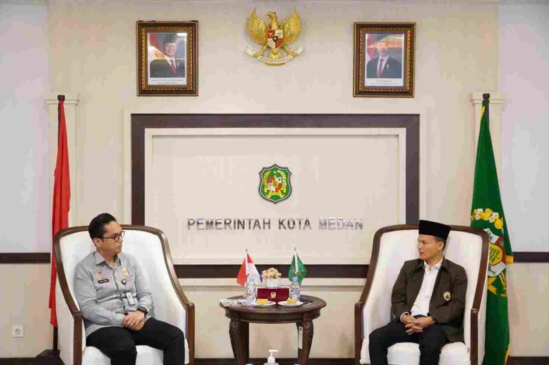 Wali Kota Medan, Rico Tri Putra Bayu Waas, saat menerima audiensi Ketua Dewan Masjid Indonesia (DMI) Medan Syafrizal Harahap beserta jajaran pengurus, di Ruang Khusus Wali Kota, Jumat (11/7/2025).