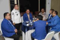  Wali Kota Pematangsiantar Wesly Silalahi SH MKn menggelar silaturahmi dan makan malam bersama DPD Gerakan Angkatan Muda Kristen Indonesia (GAMKI) Provinsi Sumatera Utara (Sumut)  di rumah dinas Wali Kota Pematangsiantar, Jalan MH Sitorus Kelurahan Teladan Kecamatan Siantar Barat, Rabu (02/07/2025) malam.
