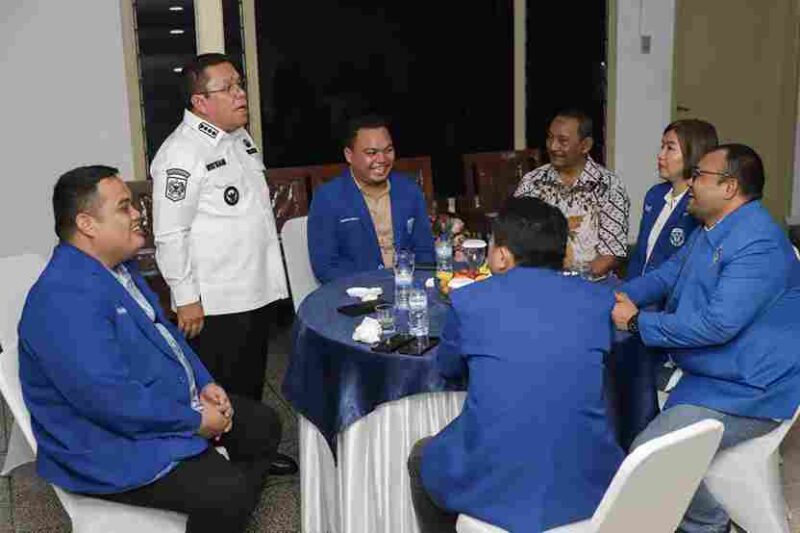  Wali Kota Pematangsiantar Wesly Silalahi SH MKn menggelar silaturahmi dan makan malam bersama DPD Gerakan Angkatan Muda Kristen Indonesia (GAMKI) Provinsi Sumatera Utara (Sumut)  di rumah dinas Wali Kota Pematangsiantar, Jalan MH Sitorus Kelurahan Teladan Kecamatan Siantar Barat, Rabu (02/07/2025) malam.
