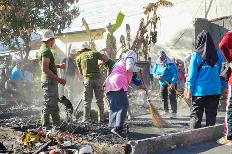 Wali Kota Medan Rico Tri Putra Bayu Waas memimpin gotong royong sekaligus menyerap aspirasi warga Kecamatan Medan Denai, Sabtu (19/7/2025) di persimpangan Jalan Srikandi-Tuba 2. 