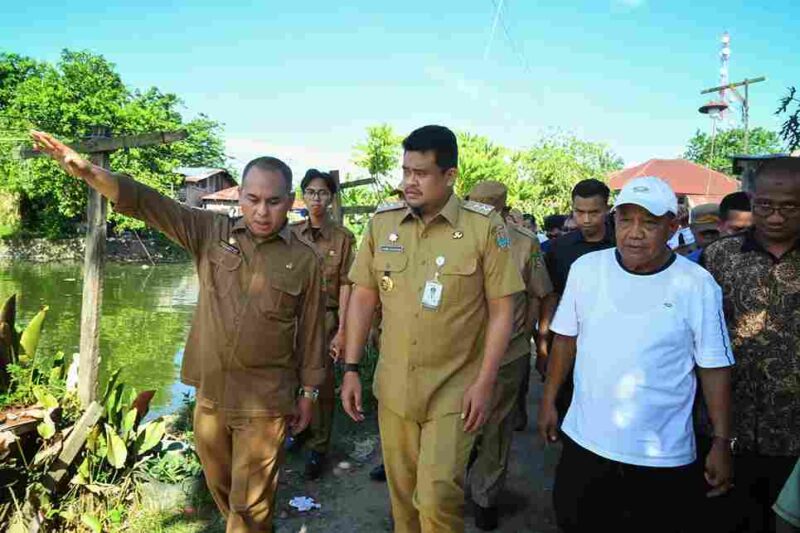  Gubernur Sumut Bobby Nasution meninjau Proses Pengerukan Sedimen Waduk di Kelurahan Pekan, Kecamatan Tanjungpura, Kabupaten Langkat, Senin (21/7/2025). (Foto : Dinas Komunikasi dan Informatika Provinsi Sumut / Imam Syahputra). 