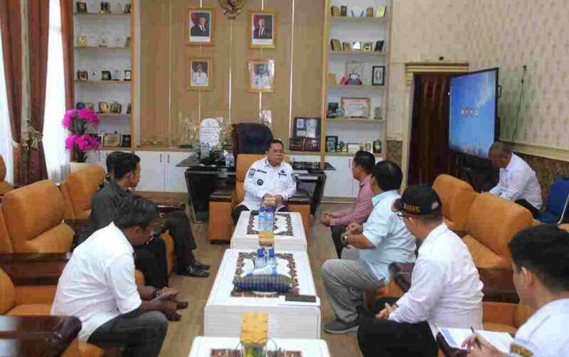 Wali Kota Pematangsiantar Wesly Silalahi SH MKn menerima audiensi Panitia Parheheon Ama (Kebangunan Rohani Kaum Bapak) Huria Kristen Batak Protestan (HKBP) Bongbongan Resort Bongbongan. Pertemuan berlangsung di kantor wali kota, Jalan Merdeka, Rabu (16/07/2025).