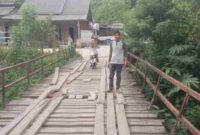Jembatan penghubung antara tiga desa di Kecamatan Idi Tunong, yakni Desa Alue Kumbang, Desa Alue Kumbang A, dan Desa Kumuneng Lok, mengalami kerusakan. Selasa, (8/7/2025)
