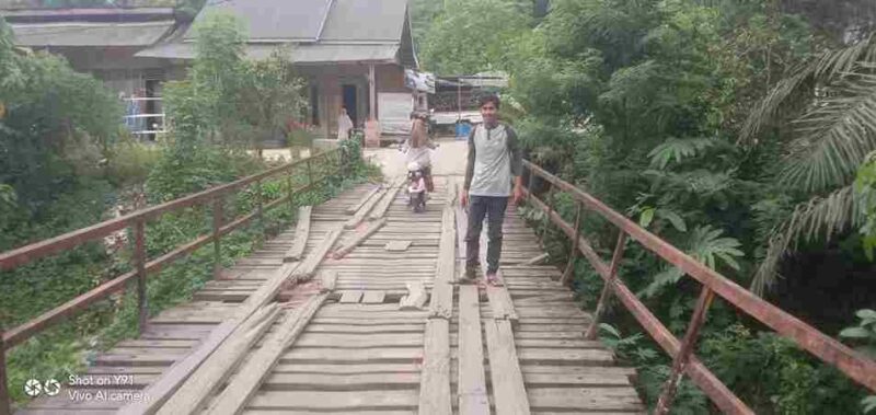 Jembatan penghubung antara tiga desa di Kecamatan Idi Tunong, yakni Desa Alue Kumbang, Desa Alue Kumbang A, dan Desa Kumuneng Lok, mengalami kerusakan. Selasa, (8/7/2025)