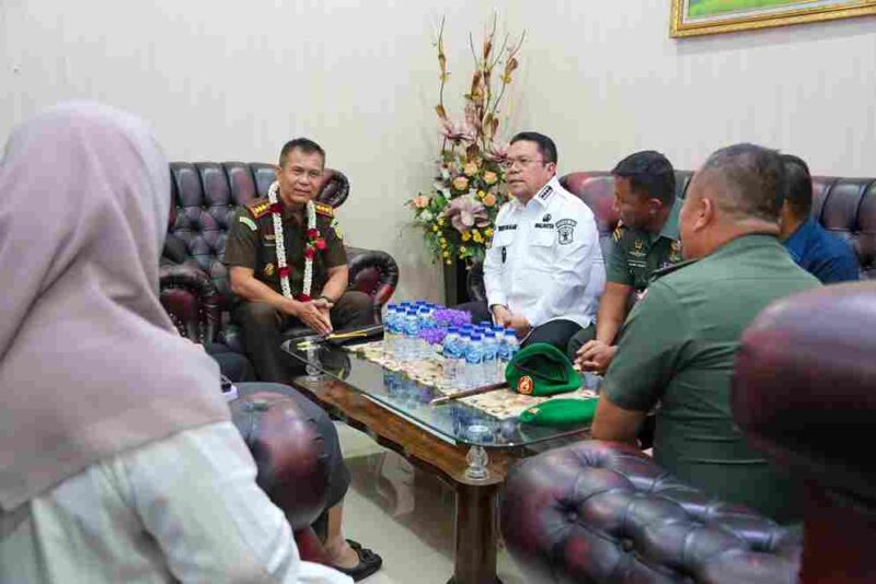 Wali Kota Pematangsiantar Wesly Silalahi SH MKn menyambut kedatangan Kepala Kejaksaan Negeri (Kajari) Pematangsiantar yang baru, Erwin Purba SH, di Kantor Kejari, Jalan Sutomo, Rabu (23/07/2025). 