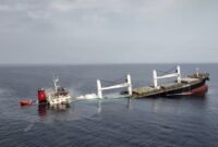 Foto ini dirilis oleh Kantor Media Ansar Allah di Yaman, menunjukkan kapal kargo berbendera Liberia, Eternity C, saat tenggelam di Laut Merah, Rabu, 9 Juli 2025.