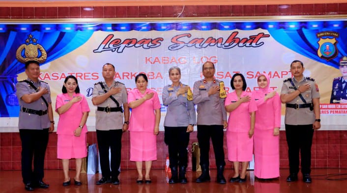 Kapolres Pematangsiantar, AKBP Sah Udur T.M Sitinjak, S.H., S.I.K., M.H.,  usai memimpin upacara serah terima jabatan (Sertijab) Kabag Log, dua Kasat, dan satu Kapolsek di Lapangan Apel Mako Polres Pematangsiantar, Senin (21/7/2025), pukul 08.00 WIB.