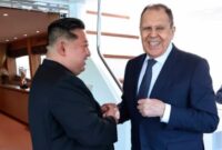 Menteri Luar Negeri Rusia Sergey Lavrov (kanan) dan Pemimpin Korea Utara Kim Jong Un berjabat tangan dalam pertemuan mereka di Wonsan, Korea Utara, pada 12 Juli 2025 (Layanan Pers Kementerian Luar Negeri Rusia/via AP).