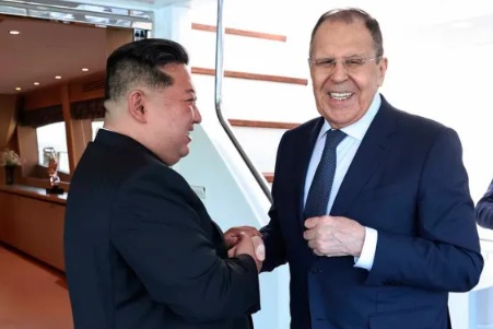 Menteri Luar Negeri Rusia Sergey Lavrov (kanan) dan Pemimpin Korea Utara Kim Jong Un berjabat tangan dalam pertemuan mereka di Wonsan, Korea Utara, pada 12 Juli 2025 (Layanan Pers Kementerian Luar Negeri Rusia/via AP).