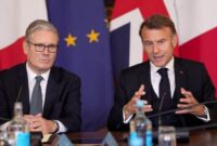 Perdana Menteri Inggris Keir Starmer (kiri) dan Presiden Prancis Emmanuel Macron menghadiri sesi pleno dalam KTT Inggris-Prancis di Downing Street, London, Kamis, 10 Juli 2025.