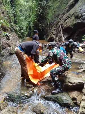 penemuan sesosok mayat wanita tanpa kepala di aliran sungai dekat Jembatan Kembar pada Minggu sore,(20/7/2025)