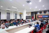 Wali Kota Medan Rico Waas di pertemuan dengan seluruh Perangkat Daerah dan Camat di kantor Bapenda, Jumat (18/7/25). 