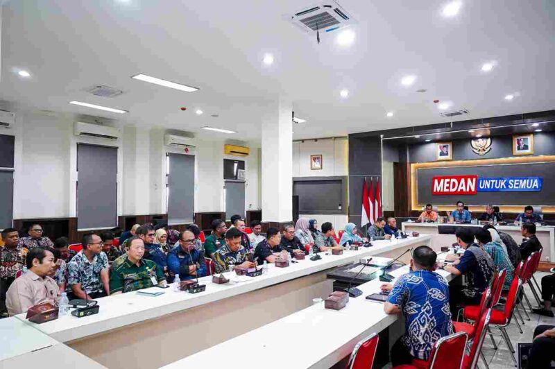 Wali Kota Medan Rico Waas di pertemuan dengan seluruh Perangkat Daerah dan Camat di kantor Bapenda, Jumat (18/7/25). 