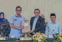 Wali Kota Medan Rico Tri Putra Bayu Waas dalam Rapat Paripurna Penandatanganan/Pengambilan Keputusan sekaligus Persetujuan Bersama DPRD Kota Medan dengan Kepala Daerah atas Rancangan Peraturan Daerah Kota Medan tentang Pencabutan Peraturan Daerah Kota Medan Nomor 2 Tahun 2015 tentang Rencana Detail Tata Ruang dan Peraturan Zonasi Kota Medan Tahun 2015-2035, Selasa (1/7/2025) di gedung dewan. 