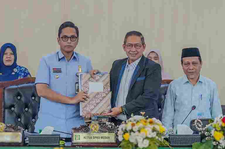 Wali Kota Medan Rico Tri Putra Bayu Waas dalam Rapat Paripurna Penandatanganan/Pengambilan Keputusan sekaligus Persetujuan Bersama DPRD Kota Medan dengan Kepala Daerah atas Rancangan Peraturan Daerah Kota Medan tentang Pencabutan Peraturan Daerah Kota Medan Nomor 2 Tahun 2015 tentang Rencana Detail Tata Ruang dan Peraturan Zonasi Kota Medan Tahun 2015-2035, Selasa (1/7/2025) di gedung dewan. 