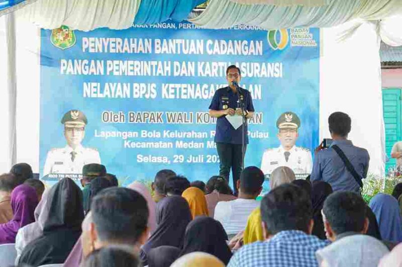 Rico Waas saat acara penyerahkan secara simbolis Bantuan Pangan Cadangan Beras Pemerintah (CBP) dan Kartu Asuransi Nelayan BPJS Ketenagakerjaan kepada nelayan.