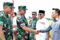 Bupati Simalungun, Dr H Anton Achmad Saragih dan Wakil Bupati, Benny Gusman Sinaga mengikuti kegiatan Panen Raya Padi di lahan Ketahanan Pangan Kodam I/BB bersama Panglima TNI, Jenderal TNI Agus Subiyanto di Desa Sidoarjo Ramunia, Kecamatan Beringin Kabupaten Deli Serdang, Sumut, Kamis (10/07/2025).
