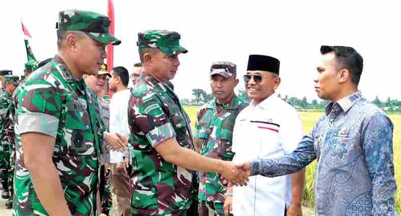 Bupati Simalungun, Dr H Anton Achmad Saragih dan Wakil Bupati, Benny Gusman Sinaga mengikuti kegiatan Panen Raya Padi di lahan Ketahanan Pangan Kodam I/BB bersama Panglima TNI, Jenderal TNI Agus Subiyanto di Desa Sidoarjo Ramunia, Kecamatan Beringin Kabupaten Deli Serdang, Sumut, Kamis (10/07/2025).