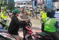Satlantas Polda Sumut saat melaksanakan teguran dan himbauan terhadap pengendara yang tidak menggunakan helm untuk meningkatkan disiplin dan kesadaran kolektif masyarakat di jalan raya. Senin, (14/7/2025)